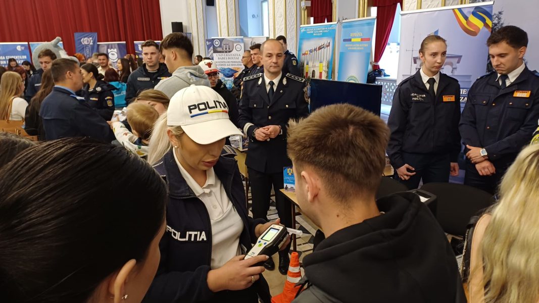 Read more about the article Poliţiştii hunedoreni promovează cariera în M.A.I., la Târgul de oferte educaţionale