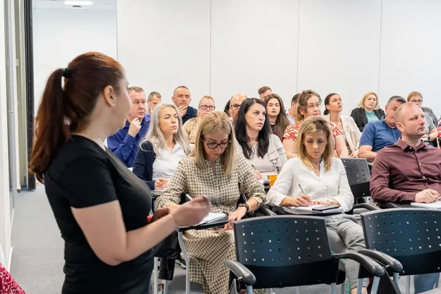 Read more about the article ADR Vest instruiește beneficiarii din Caraș-Severin și Hunedoara pentru implementarea eficientă a proiectelor europene