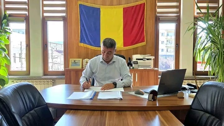 Read more about the article Hațegul atrage peste 25 de milioane de lei din fonduri europene pentru eficientizarea blocurilor și dezvoltarea infrastructurii educaționale