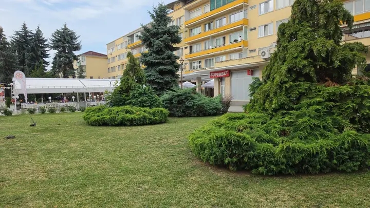 Read more about the article SPIGM Deva continuă lucrările de întreținere în municipiu. Intervenții în spațiile verzi, locurile de joacă și infrastructura publică