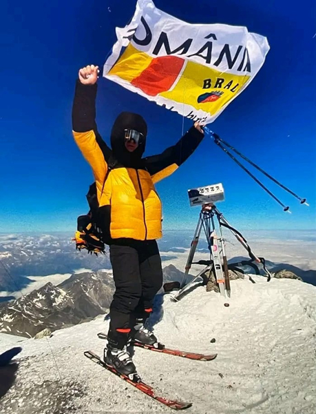 Read more about the article Polițistul brădean Radu Pavel a cucerit Elbrusul și a coborât pe schiuri de pe acoperișul Europei