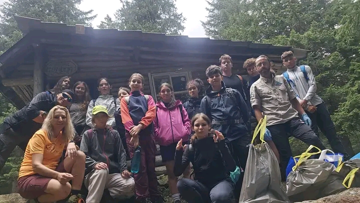 Read more about the article Adolescenți implicați în protejarea Retezatului. Refugiul Condor, igienizat și reamenajat