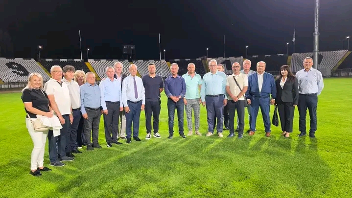 Read more about the article Instalația de nocturnă de la stadionul din Petroșani este funcțională