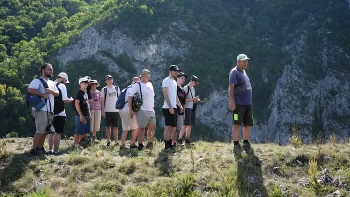 Read more about the article O nouă campanie de cercetări arheologice a început la Ardeu. Specialiști și studenți investighează zona sacră a sitului