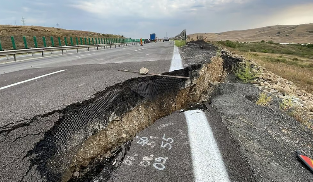 Read more about the article Atenţie, şoferi! Se închide circulația pe autostrada A10 Sebeș-Turda, în zona surpării de teren